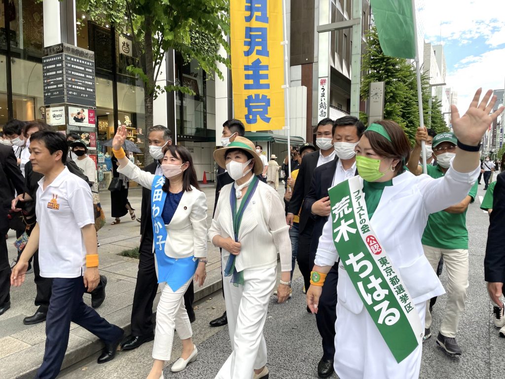 From right to left: Chiharu Arakik, a candidate of the Tokyo Citizens First Party cheers the people on the campaign trail accompanied by Tokyo Governor Yuriko Koike, Wakako Yada, also a candidate from Democratic Party for the People (DPP) and Yuichiro Tamaki, leader of DPP. (ANJ photo)