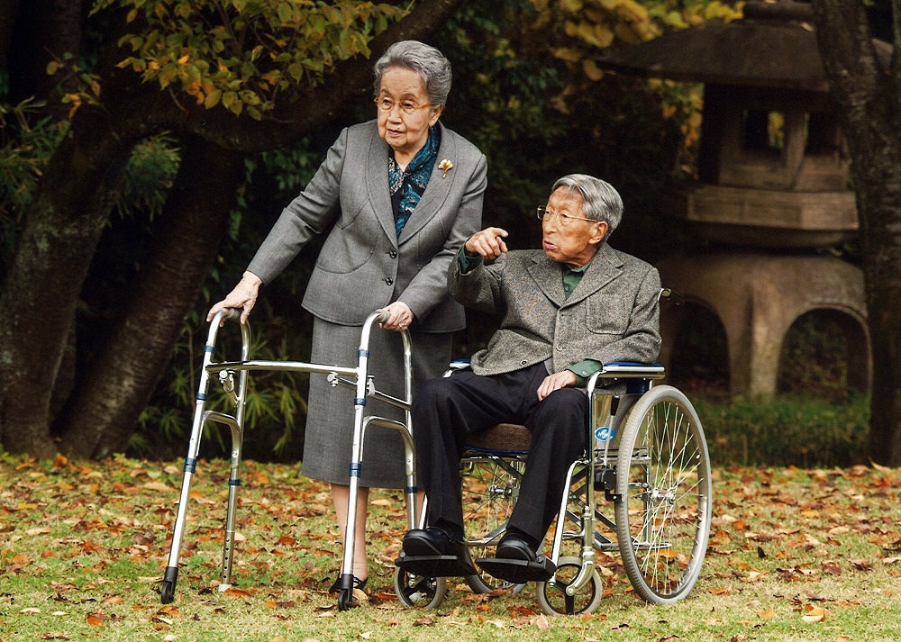 This handout picture taken by the Imperial Household Agency on November 16, 2015 and received on December 2 shows Japanese Prince Mikasa (right) and his wife Princess Yuriko (left) at their residence in Tokyo. (AFP)