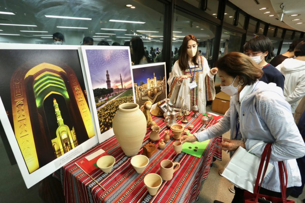 Waseda University and the embassy of Oman held a joint cultural evening to mark the 50th anniversary of diplomatic relations between Japan and Oman. (ANJP)