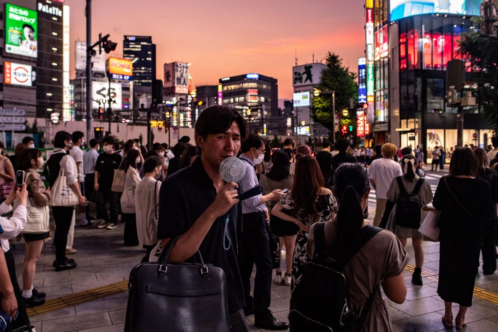 According to the Tokyo metropolitan government, the seven-day average of new infection cases stood at 6,746.4, up 129 pct from a week before. (AFP)