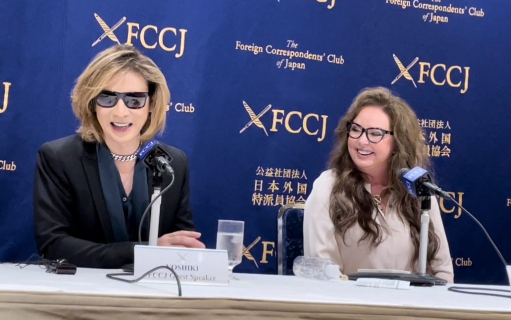 Yoshiki (left), composer, pianist and X Japan leader, and Sarah Brightman, a music star at a press conference held at FCCJ in Tokyo. (ANJ photos)