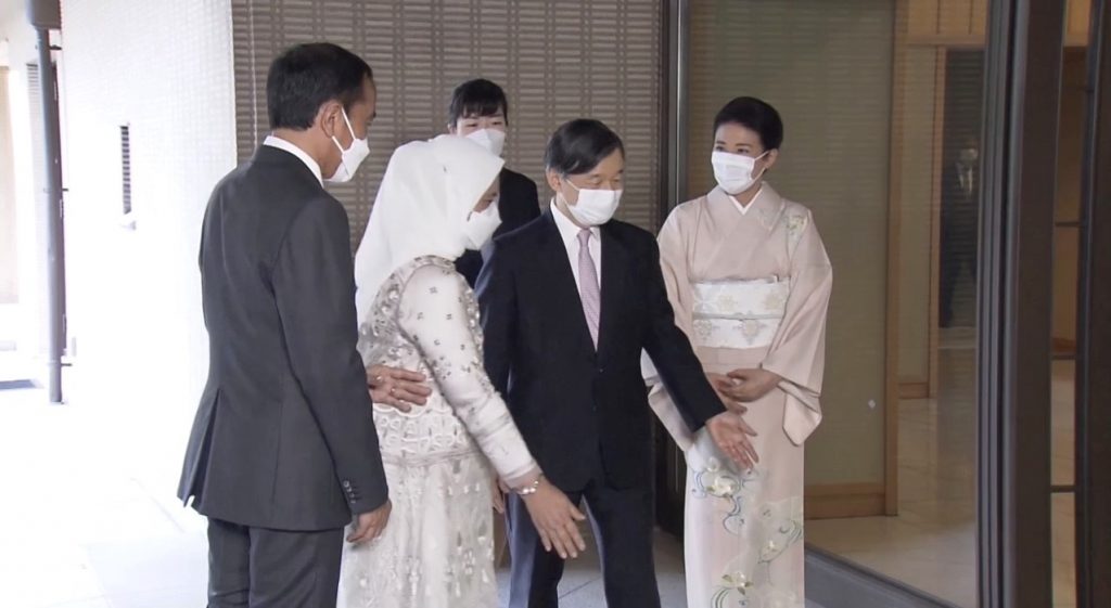 Japanese emperor Naruhito and his wife Masako, receive the Indonesian President Joko Widodo and his wife Iriana at the Imperial Palace in Tokyo on Wednesday 27 July 2022. (ANJ photo obtained from the Household Agency.)