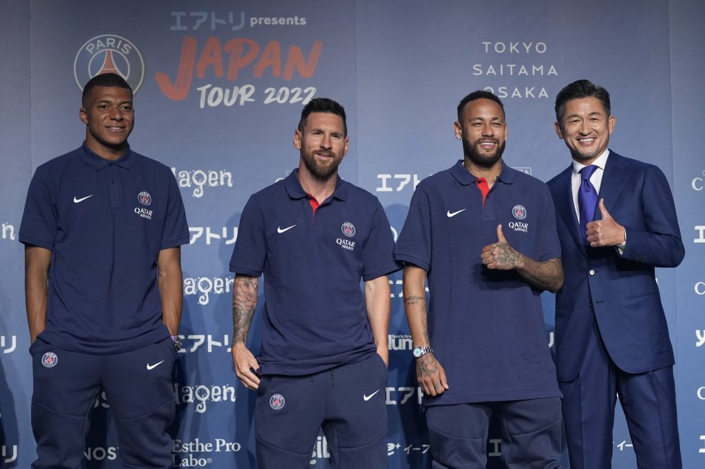 Paris Saint-Germain soccer players, Kylian Mbappe, left, Lionel Messi, center left, Neymar, center right, and Japanese soccer player Kazuyoshi Miura, left, pose for photographers during a press conference in Tokyo, July 17, 2022. (File photo/AP)