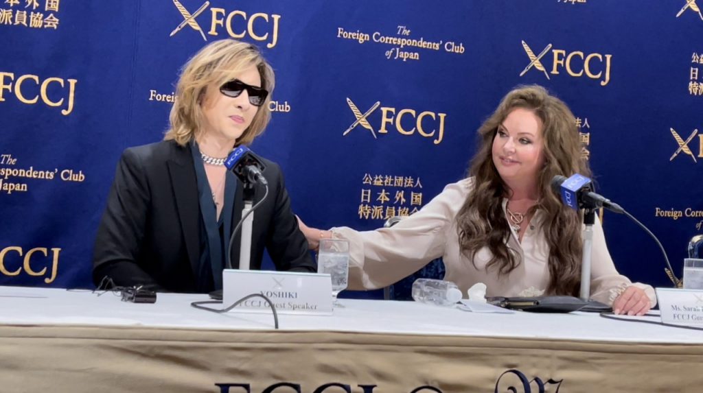 Yoshiki (left), composer, pianist and X Japan leader, and Sarah Brightman, a music star at a press conference held at FCCJ in Tokyo. (ANJ photos)