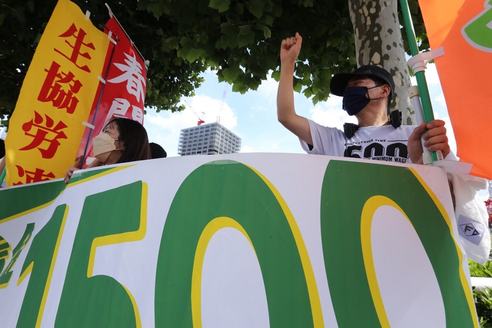 Unionists demand increasing the minimum wage per hour to ¥1,500 (about $11). (ANJ/ Pierre Boutier)