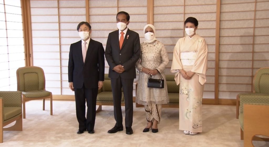 Japanese emperor Naruhito and his wife Masako, receive the Indonesian President Joko Widodo and his wife Iriana at the Imperial Palace in Tokyo on Wednesday 27 July 2022. (ANJ photo obtained from the Household Agency.)