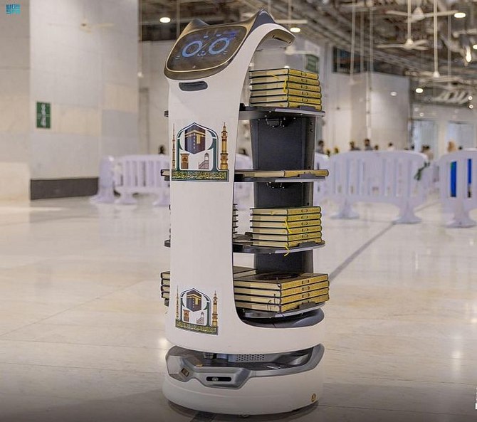 A robot bearing copies of the Qur’an will distribute them to pilgrims performing their final Hajj ritual before leaving Makkah. (SPA)