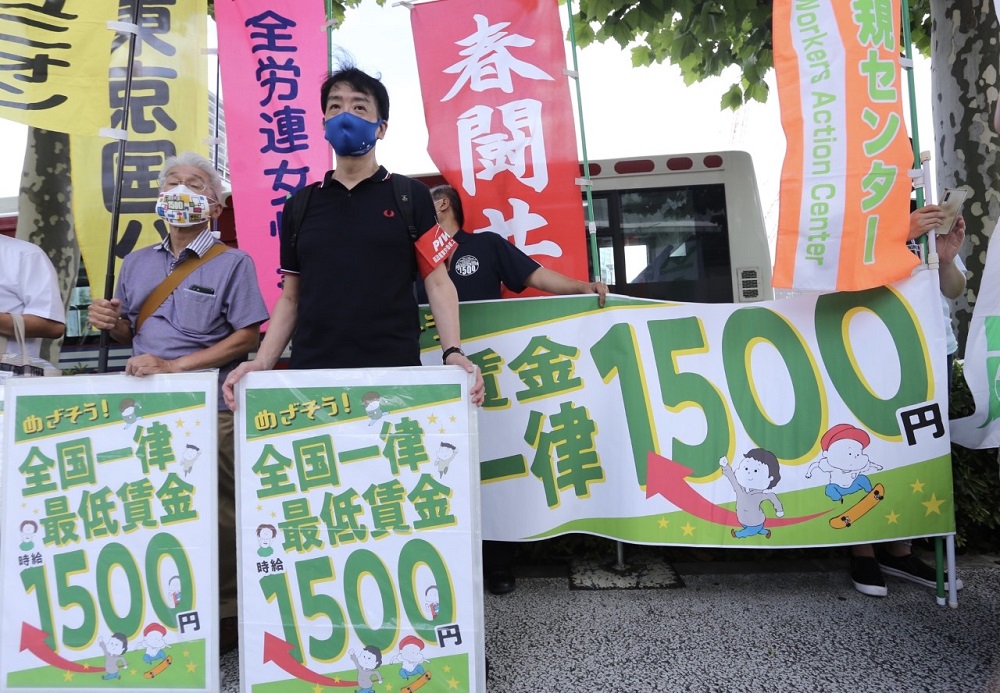 Unionists demand increasing the minimum wage per hour to ¥1,500 (about $11). (ANJ/ Pierre Boutier)