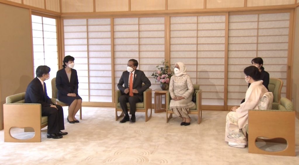Japanese emperor Naruhito and his wife Masako, receive the Indonesian President Joko Widodo and his wife Iriana at the Imperial Palace in Tokyo on Wednesday 27 July 2022. (ANJ photo obtained from the Household Agency.)