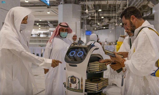 A robot distributes copies of the Qur’an to pilgrims performing their final Hajj ritual before leaving Makkah. (SPA)