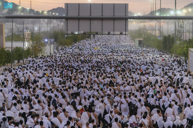 Hajj pilgrims moving back to Mina through Muzdalifah before sunset. (SPA)