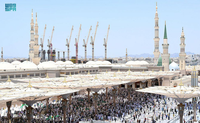 Volunteers from Madinah municipality continue to distribute umbrellas to visitors to the Prophet’s Mosque to protect them from the sun. (SPA)