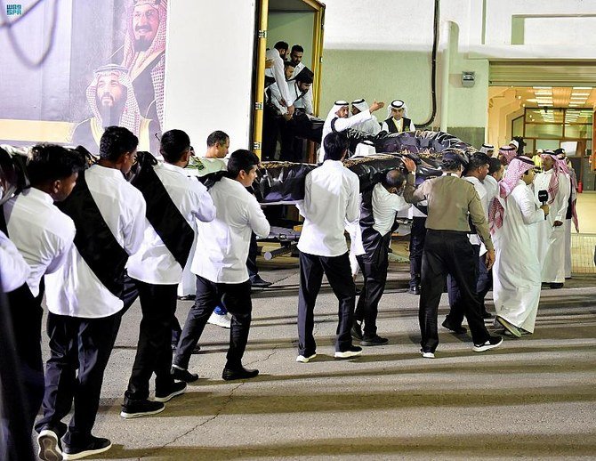 Saudi technicians carry the 850-kilogram new Kiswa at the Grand Mosque to be installed at the Holy Kaaba at midnight Friday. (SPA)