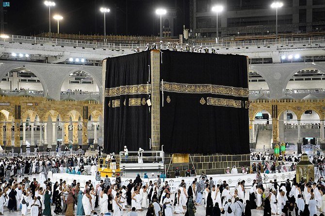 Technicians from the King Abdulaziz Complex for Manufacturing the Kaaba’s Kiswa begin the complicated process of replacing the old Kiswa with the new one. (SPA)