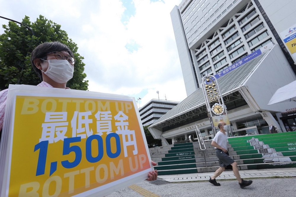 Unionists demand increasing the minimum wage per hour to ¥1,500 (about $11). (ANJ/ Pierre Boutier)