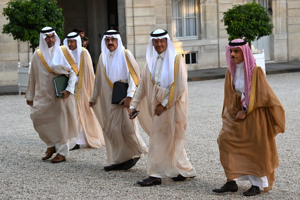 Saudi Crown Prince Mohammed bin Salman’s accompanying delegation arrives at the Elysee Palace in Paris on Thursday. (AFP)