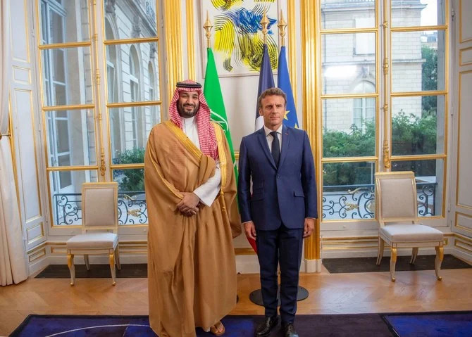 French President Emmanuel Macron welcomes Saudi Crown Prince Mohammed bin Salman for a dinner at the Elysee Palace in Paris, Thursday July 28, 2022. (SPA)