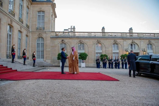 French President Emmanuel Macron welcomes Saudi Crown Prince Mohammed bin Salman for a dinner at the Elysee Palace in Paris, Thursday July 28, 2022. (SPA)