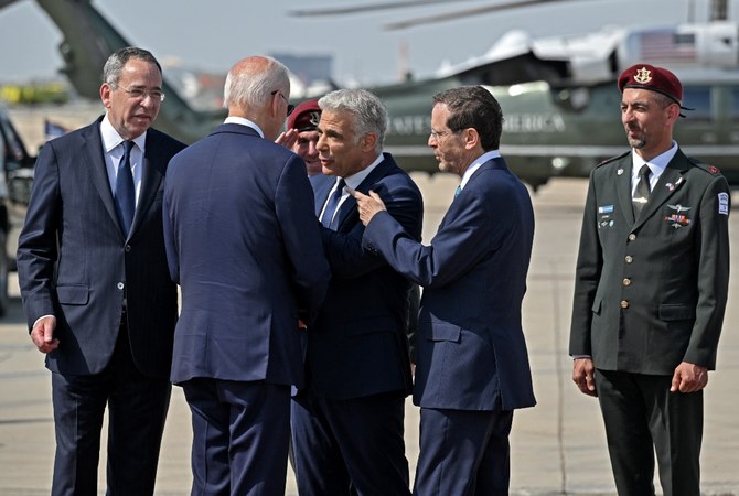 Israel's President Isaac Herzog (2nd-R) and caretaker Prime Minister Yair Lapid (C) bid farewell to US President Joe Biden (2nd-L). (MANDEL NGAN / AFP)