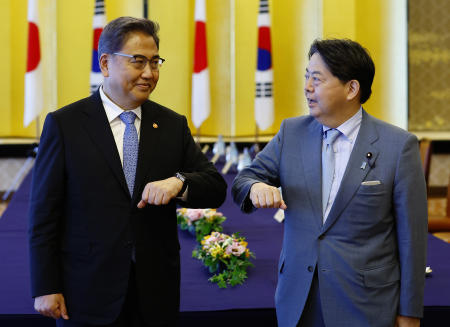 South Korean Foreign Minister Park Jin (left), and Japanese counterpart Yoshimasa Hayashi bump elbows before their talks in Tokyo, Monday, July 18, 2022. (AP)