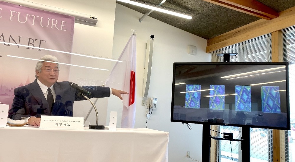 Yoshihiro Aizawa presents slides at the press conference. (ANJP)