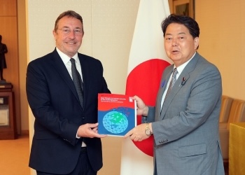HAYASHI Yoshimasa, Foreign Minister of Japan (right), and Achim Steiner, Administrator of the United Nations Development Programme (UNDP). (MOFA)