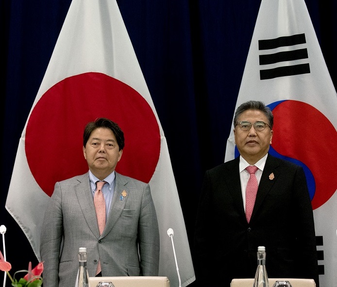 South Korean Foreign Minister Park Jin (right) will visit Japan from Monday to meet with his Japanese counterpart, HAYASHI Yoshimasa, in Tokyo on Monday. (AFP/file)