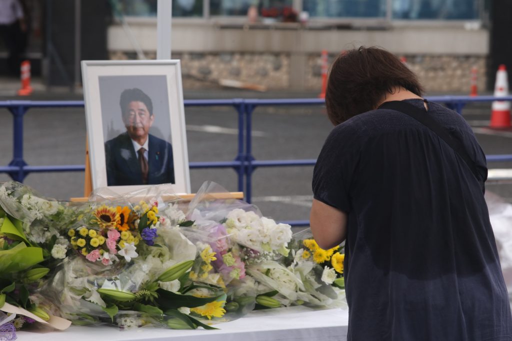 Japanese people visited the headquarters of Japan’s ruling Liberal Democratic Party in Tokyo on Friday to pay their last respects to former Prime Minister ABE Shinzo. (ANJP Photo)