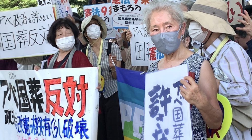 Protesters gathered in front of the Parliament (Diet) building on Wednesday to oppose the state funeral of assassinated former Prime Minister Shinzo Abe. (ANJ/ Pierre Boutier)