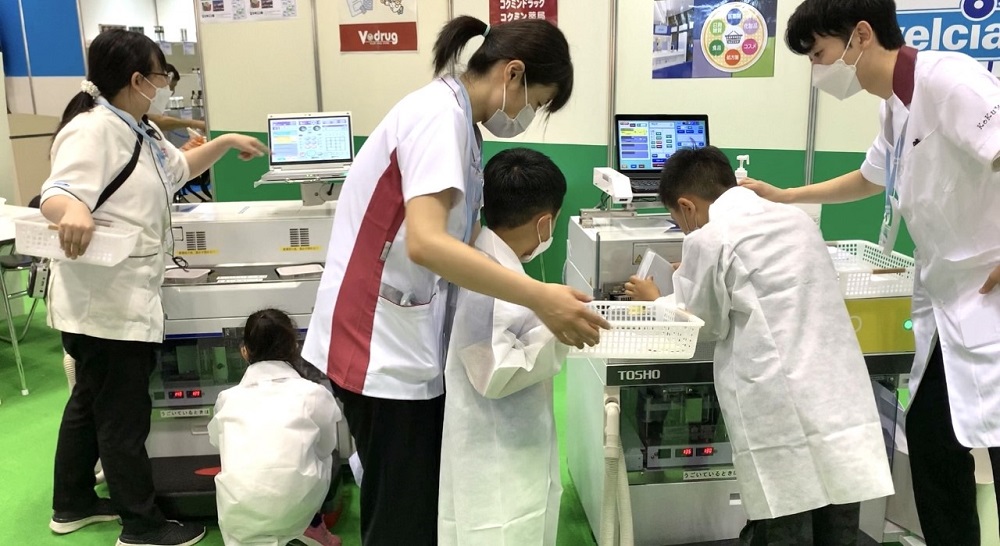 The Japan Drugstore Show, one of the biggest exhibitions of its kind in Asia, has opened in Tokyo with nearly 400 companies participating. (ANJ)