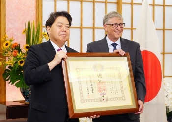 Japan's Foreign Minister Yoshimasa Hayashi presenting the Grand Cordon of the Order of the Rising Sun to Bill Gates, co-chair of the Bill & Melinda Gates Foundation during a ceremony at the Foreign Ministry in Tokyo, Aug. 18, 2022. (MOFA Japan)