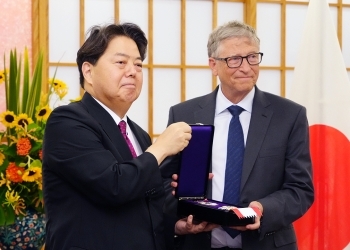 Japan's Foreign Minister Yoshimasa Hayashi presenting the Grand Cordon of the Order of the Rising Sun to Bill Gates, co-chair of the Bill & Melinda Gates Foundation during a ceremony at the Foreign Ministry in Tokyo, Aug. 18, 2022. (MOFA Japan)
