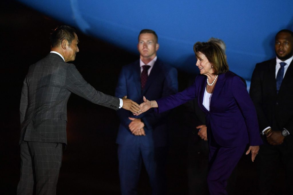 US House Speaker Nancy Pelosi (front R) shakes hands with Japan's Vice Foreign Minister Kiyoshi Odawara (front L) upon her arrival at Yokota Air Base in Fussa, Tokyo prefecture on August 4, 2022, on the last leg of her Asian tour. (File photo/AFP)