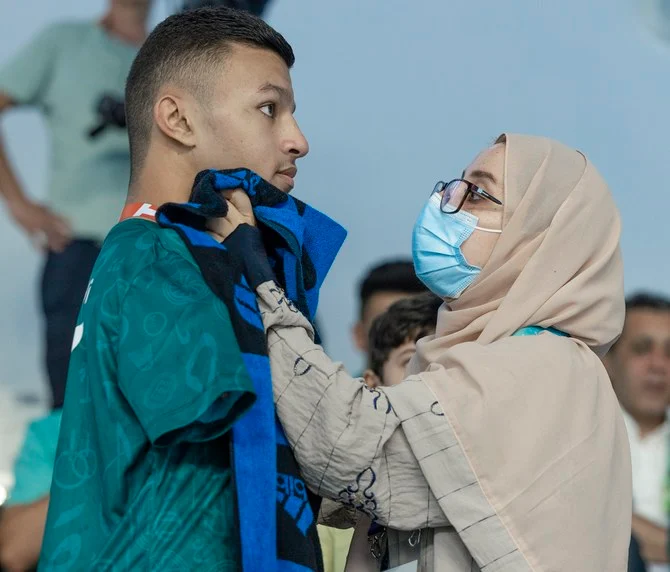 Al-Marzouki with his mother during the Islamic Solidarity Games (@saudiolympic)