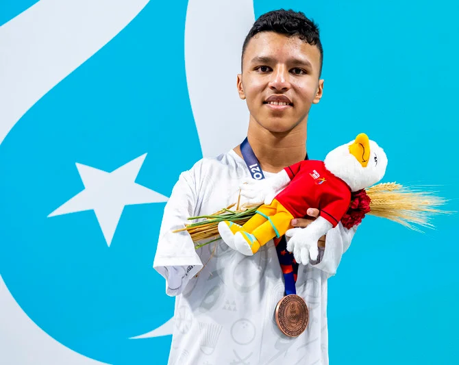 Ibrahim Al-Marzouki celebrates his bronze medal at Konya 2021 (@saudiolympic)