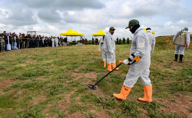 Forensic workers inspect a zone during the exhumation of a mass-grave of hundreds of Yazidis killed by Daesh militants in the Iraqi village of Kojo in Sinjar district on March 15, 2019. (AFP)