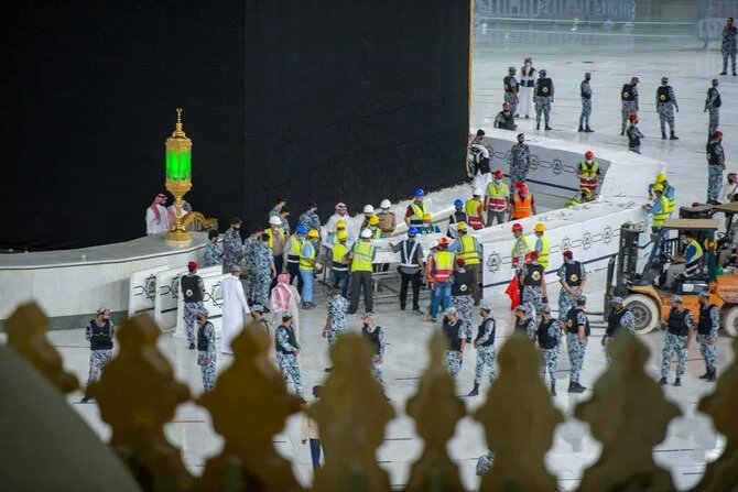 The barriers around the holy Kaaba — installed two years ago to prevent the spread of coronavirus — were removed on Tuesday. (Photos @ReasahAlharmain) https://arab.news/5q9gy