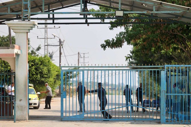 A Palestinian police officer shuts the main gate to Beit Hanun at the Erez crossing between Israel and the northern Gaza Strip, on Thursday. (AFP)