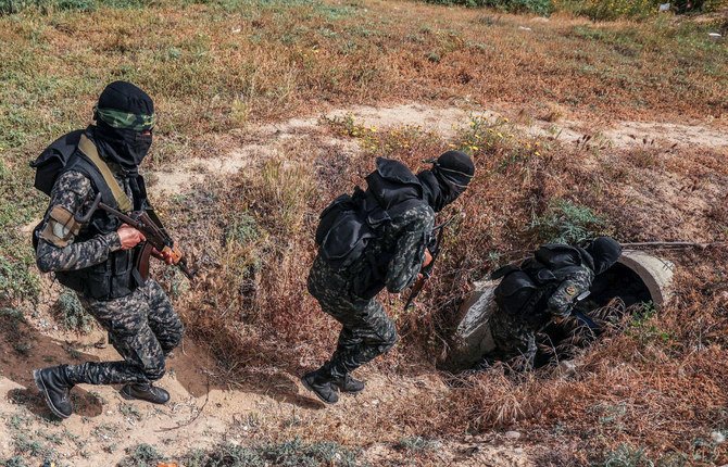 Islamic Jihad fighters enter an underground tunnel in the Gaza strip in this April 17, 2022 photo. (Mahmud Hams / AFP)