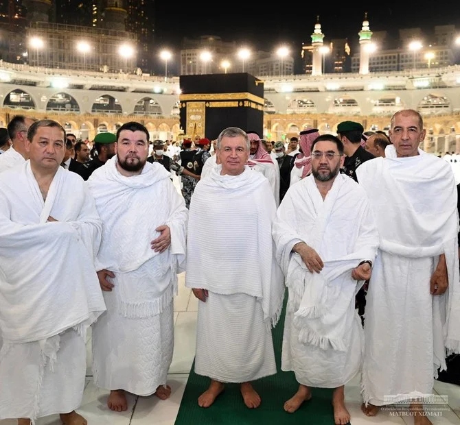 The President of the Republic of Uzbekistan Shavkat Mirziyoyev performs Umrah. (@president_uz)