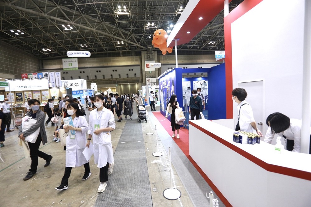 The Japan Drugstore Show, one of the biggest exhibitions of its kind in Asia, has opened in Tokyo with nearly 400 companies participating. (ANJ)