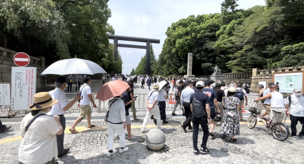 While the Emperor, prime minister and top officials of Japan held a somber memorial service on Monday at Nippon Budokan for those who lost their lives in World War II, many ordinary Japanese citizens flocked to nearby Yasukuni Shrine to pay their respects. (ANJP)