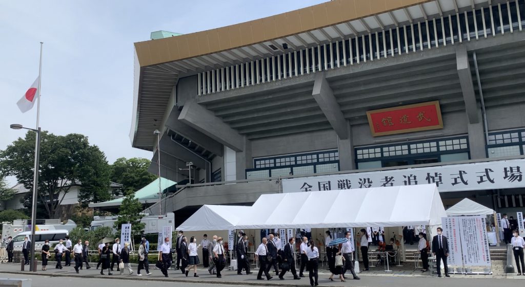 While the Emperor, prime minister and top officials of Japan held a somber memorial service on Monday at Nippon Budokan for those who lost their lives in World War II, many ordinary Japanese citizens flocked to nearby Yasukuni Shrine to pay their respects. (ANJP)