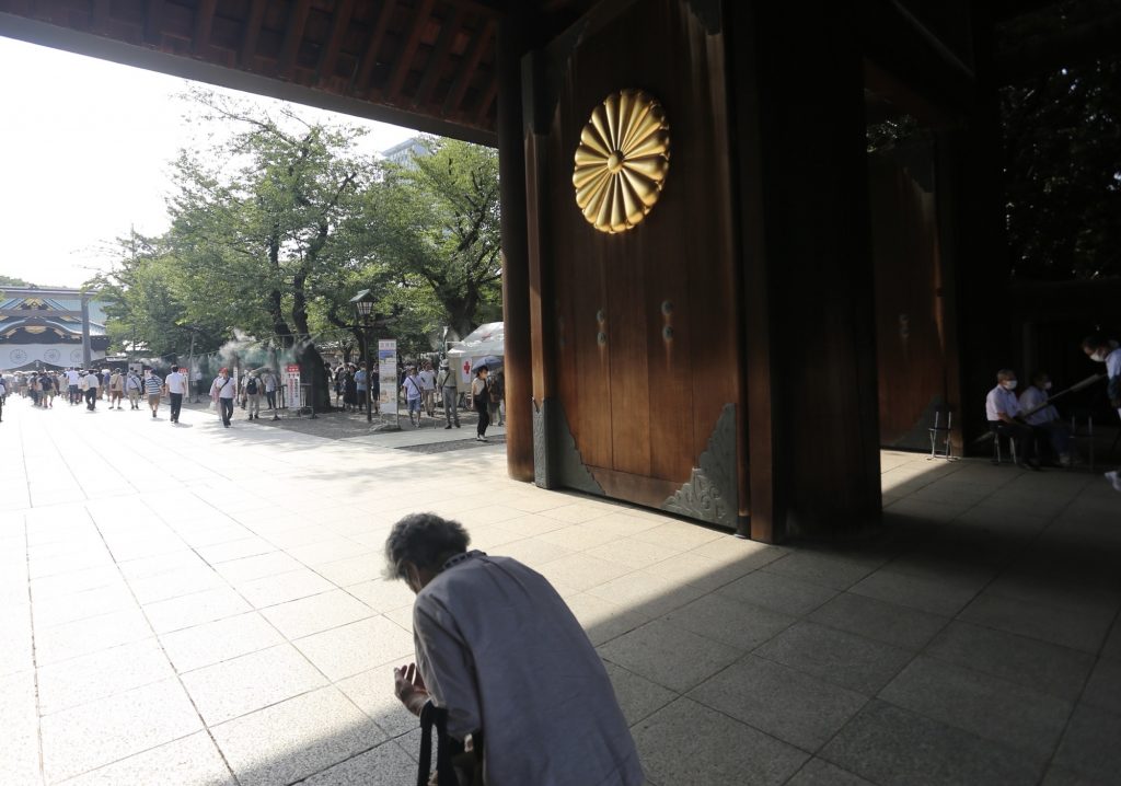 While the Emperor, prime minister and top officials of Japan held a somber memorial service on Monday at Nippon Budokan for those who lost their lives in World War II, many ordinary Japanese citizens flocked to nearby Yasukuni Shrine to pay their respects. (ANJP)