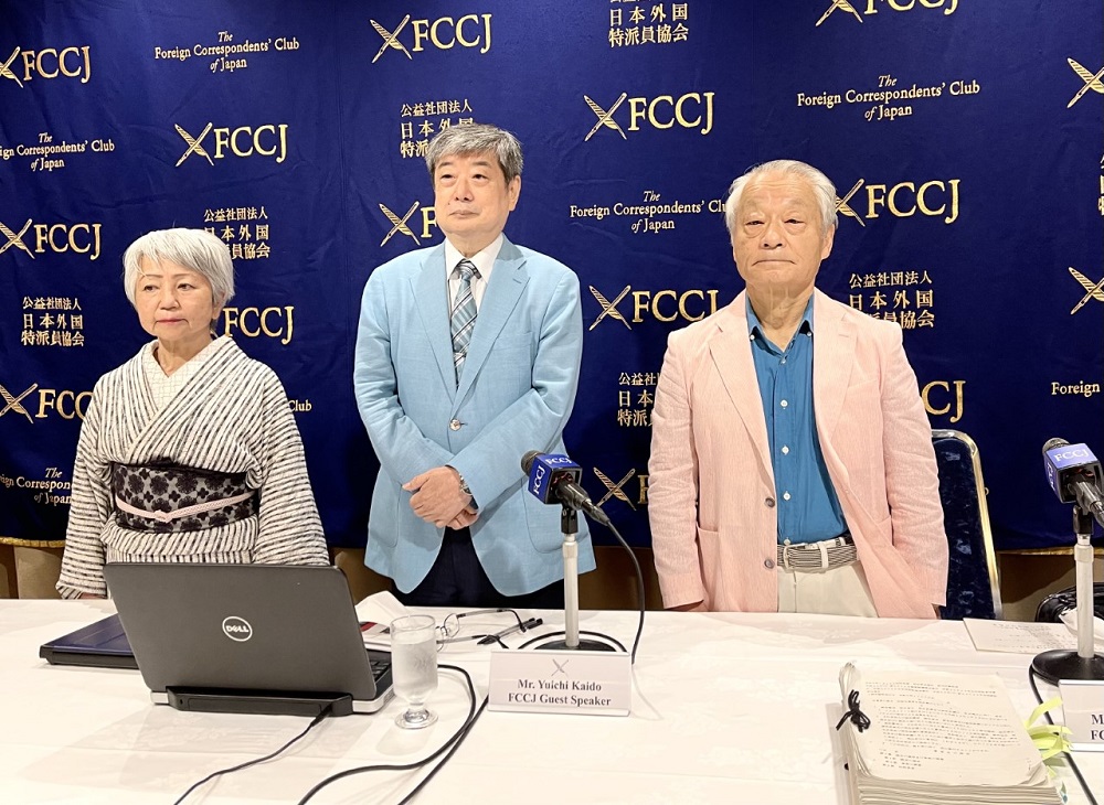 From right, KAWAI Hiroyuki and KAIDO Yuichi, Co-chairs of the National Association of Lawyers for a Nuclear Power Free Japan, and KIMURA Yui, Secretary-General, TEPCO Shareholder Derivative Suit. (ANJ)