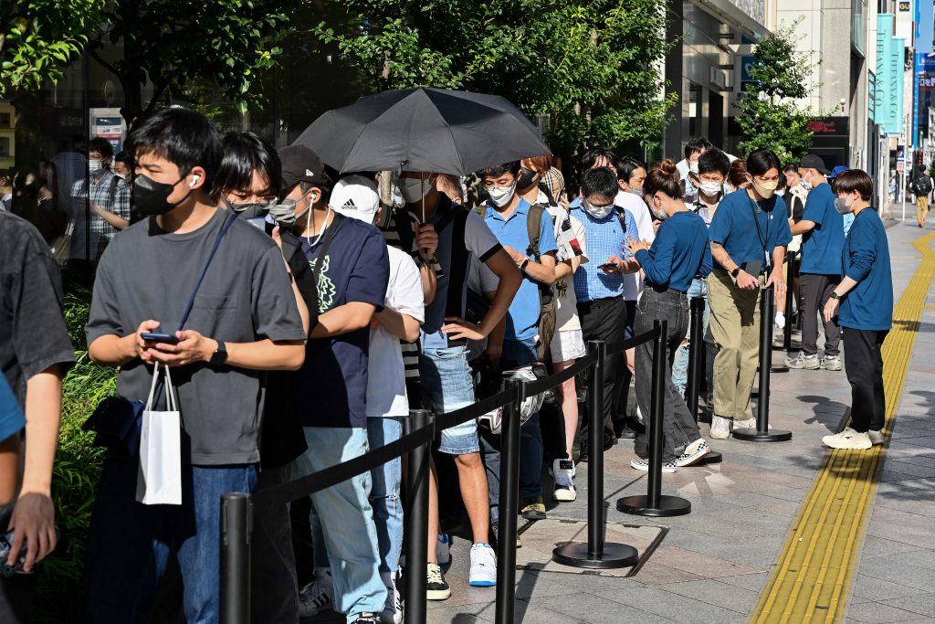 Customers queue outside an Apple store for the launch of the new iPhone 14 in Tokyo Sep. 16, 2022. (AFP)