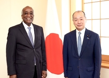 Egyptian Ambassador Mohamed Abu Bakr paid a courtesy call on Japan’s Parliamentary Vice-Minister for Foreign Affairs TAKAGI Kei on Tuesday. (MOFA)