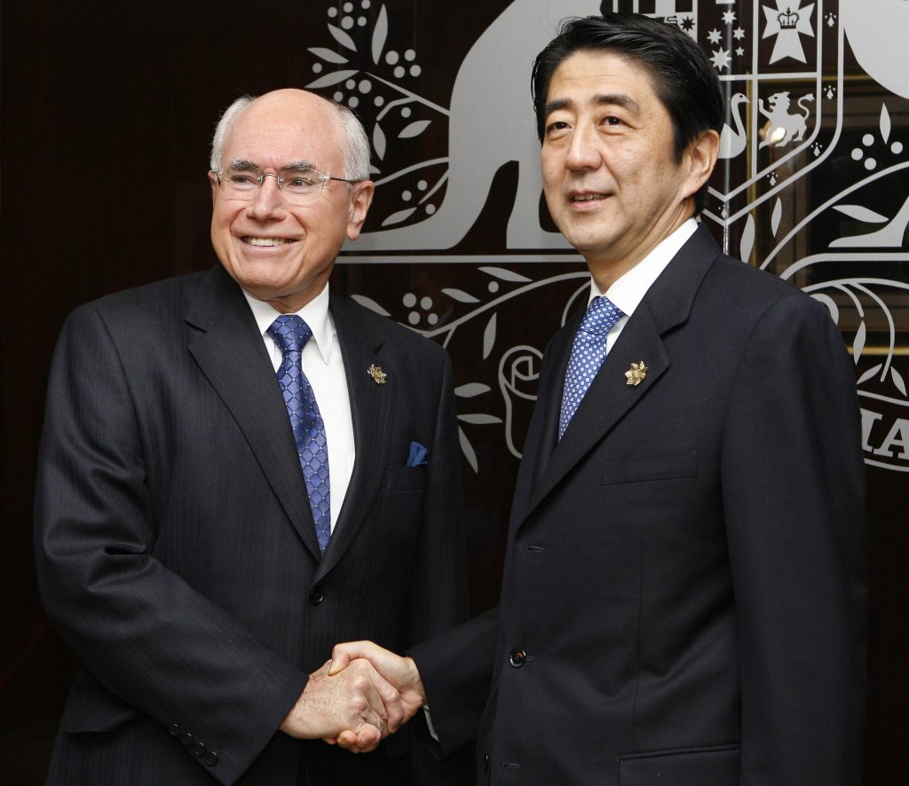  Japanese Prime Minister Shinzo Abe, right, is welcomed by his Australian counterpart John Howard at Howard's office in Sydney, Australia, Sept. 8, 2007.  (File photo/AP)
