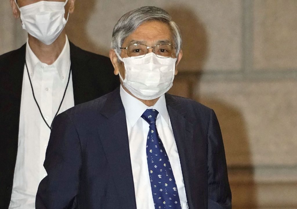 Bank of Japan Governor Haruhiko Kuroda (R) arrives at the Bank of Japan headquarters to attend a monetary policy meeting in Tokyo, Sep. 22, 2022. (File/AFP)