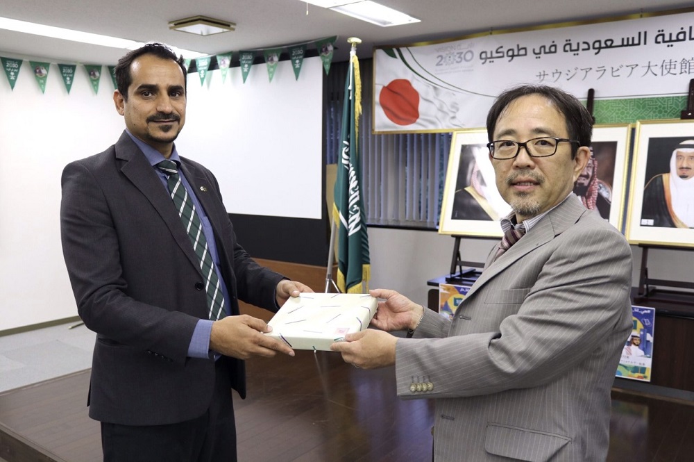 Saudi Cultural's Adel Al-Otaibi presented certificates of thanks and appreciation to participants. (ANJ)